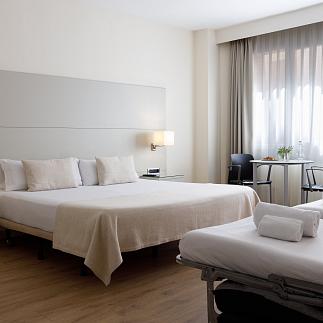 Alójate en familia en el Aparthotel Mariano Cubi